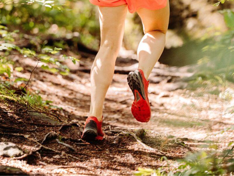 Parhaat polkujuoksukengät